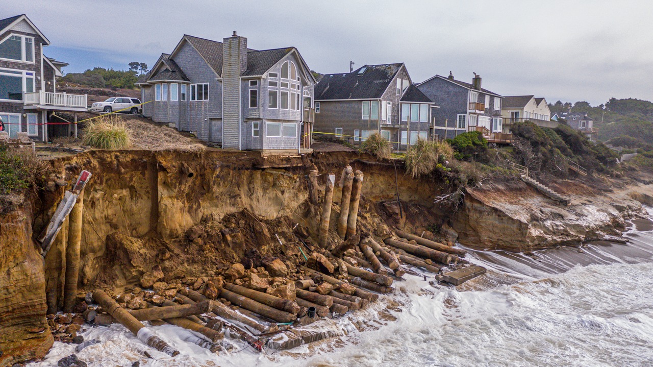 beach erosion in lincoln city